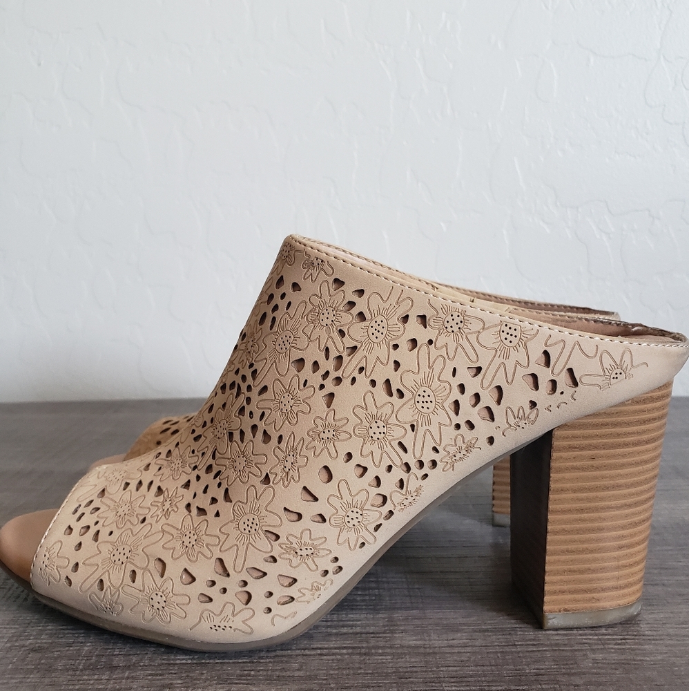 Women's Tan Floral Cut Out Peep Toe Mules Heels 8